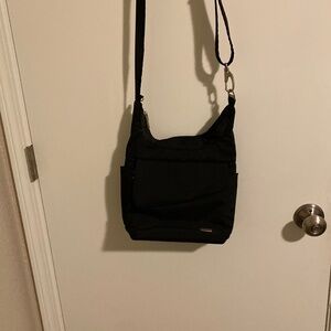 Travelon anti theft classic messenger bag